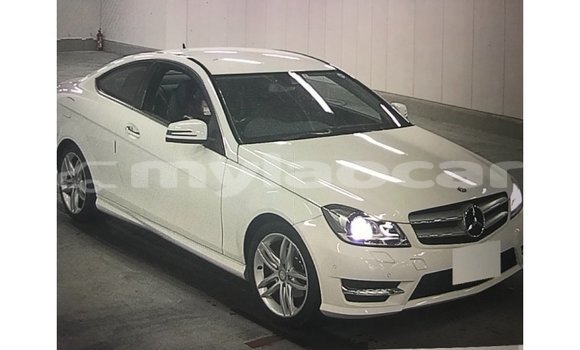 ຊື້ ການ ນຳ ເຂົ້າ Mercedes-Benz 190 (W201) White ລົດ ໃນ Import - Dubai ໃນ Attapeu Province
