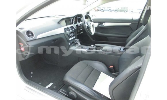 Buy Import Mercedes-Benz 190 (W201) White Car in Import - Dubai in Attapeu Province Buy Import Mercedes-Benz 190 (W201) White Car in Import - Dubai in Attapeu Province