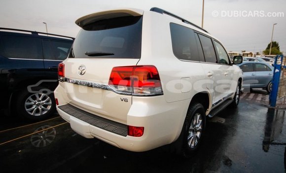 Acheter Import Voiture Toyota Land Cruiser Blanc à Import - Dubai, Attapeu Province Acheter Import Voiture Toyota Land Cruiser Blanc à Import - Dubai, Attapeu Province