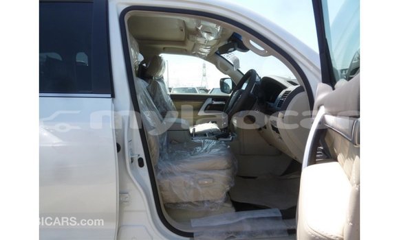 Acheter Import Voiture Toyota Land Cruiser Blanc à Import - Dubai, Attapeu Province Acheter Import Voiture Toyota Land Cruiser Blanc à Import - Dubai, Attapeu Province