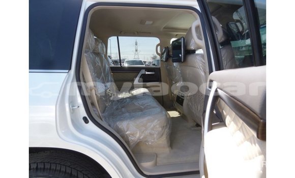 Acheter Import Voiture Toyota Land Cruiser Blanc à Import - Dubai, Attapeu Province Acheter Import Voiture Toyota Land Cruiser Blanc à Import - Dubai, Attapeu Province