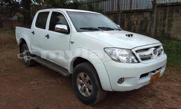 Buy Used Toyota Hilux White Car in Vientiane in Vientiane Province