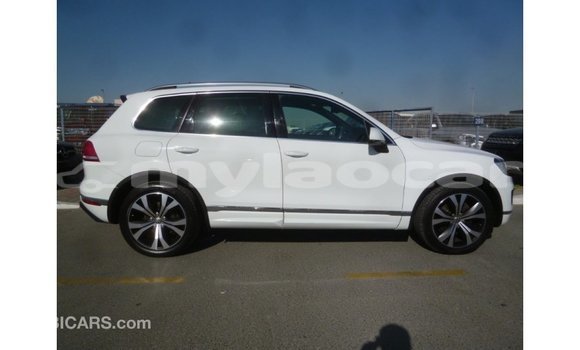 Acheter Import Voiture Volkswagen Touareg Blanc à Import - Dubai, Attapeu Province Acheter Import Voiture Volkswagen Touareg Blanc à Import - Dubai, Attapeu Province