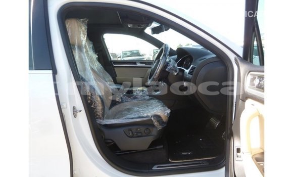 Acheter Import Voiture Volkswagen Touareg Blanc à Import - Dubai, Attapeu Province Acheter Import Voiture Volkswagen Touareg Blanc à Import - Dubai, Attapeu Province