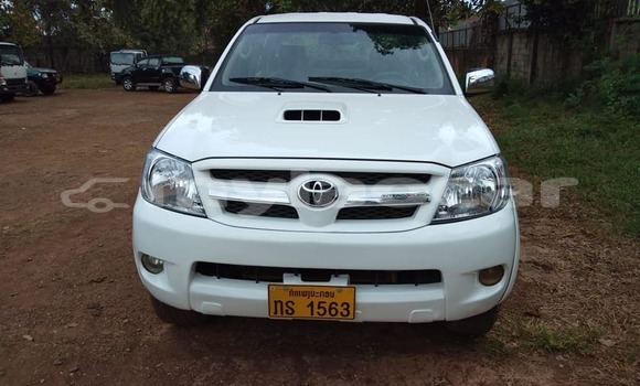 Buy Used Toyota Hilux White Car in Vientiane in Vientiane Province Buy Used Toyota Hilux White Car in Vientiane in Vientiane Province