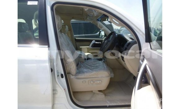 Buy Import Toyota Land Cruiser White Car in Import - Dubai in Attapeu Province Buy Import Toyota Land Cruiser White Car in Import - Dubai in Attapeu Province