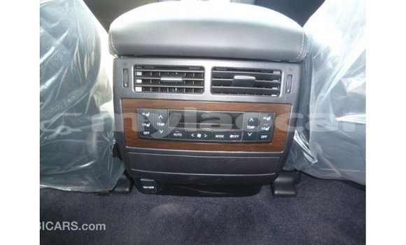Acheter Import Voiture Toyota Land Cruiser Blanc à Import - Dubai, Attapeu Province Acheter Import Voiture Toyota Land Cruiser Blanc à Import - Dubai, Attapeu Province