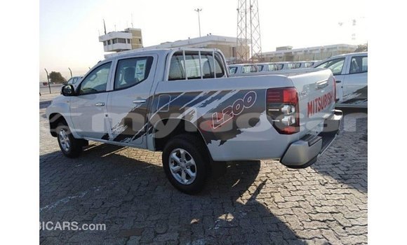 Buy Import Mitsubishi L200 White Car in Import - Dubai in Attapeu Province Buy Import Mitsubishi L200 White Car in Import - Dubai in Attapeu Province