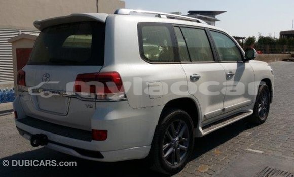 Acheter Import Voiture Toyota Land Cruiser Blanc à Import - Dubai, Attapeu Province Acheter Import Voiture Toyota Land Cruiser Blanc à Import - Dubai, Attapeu Province