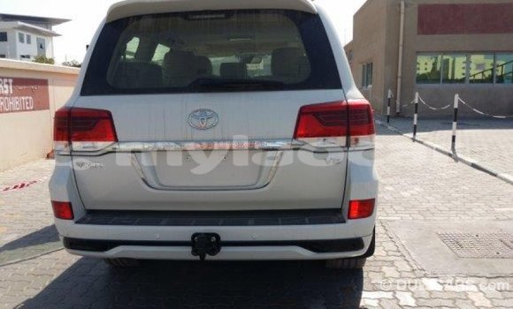 Acheter Import Voiture Toyota Land Cruiser Blanc à Import - Dubai, Attapeu Province Acheter Import Voiture Toyota Land Cruiser Blanc à Import - Dubai, Attapeu Province