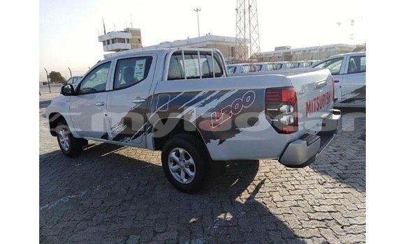 Buy Import Mitsubishi L200 White Car in Import - Dubai in Attapeu Province Buy Import Mitsubishi L200 White Car in Import - Dubai in Attapeu Province