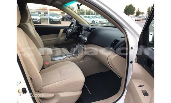 Buy Import Toyota Highlander White Car in Import - Dubai in Attapeu Province Buy Import Toyota Highlander White Car in Import - Dubai in Attapeu Province