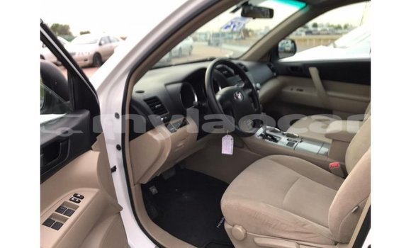 Buy Import Toyota Highlander White Car in Import - Dubai in Attapeu Province Buy Import Toyota Highlander White Car in Import - Dubai in Attapeu Province