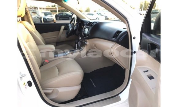 Buy Import Toyota Highlander White Car in Import - Dubai in Attapeu Province Buy Import Toyota Highlander White Car in Import - Dubai in Attapeu Province