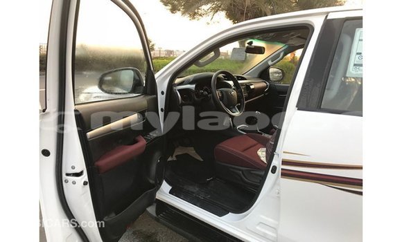 Acheter Import Voiture Toyota Hilux Blanc à Import - Dubai, Attapeu Province Acheter Import Voiture Toyota Hilux Blanc à Import - Dubai, Attapeu Province