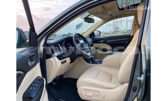 Buy Import Toyota Highlander Green Car in Import - Dubai in Attapeu Province Buy Import Toyota Highlander Green Car in Import - Dubai in Attapeu Province