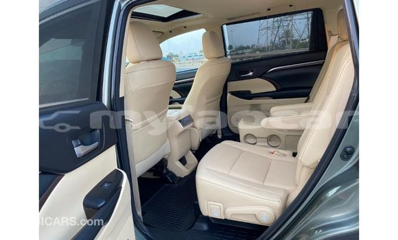 Buy Import Toyota Highlander Green Car in Import - Dubai in Attapeu Province Buy Import Toyota Highlander Green Car in Import - Dubai in Attapeu Province