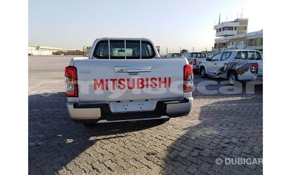 Buy Import Mitsubishi L200 White Car in Import - Dubai in Attapeu Province Buy Import Mitsubishi L200 White Car in Import - Dubai in Attapeu Province