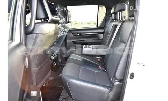 Acheter Import Voiture Toyota Hilux Blanc à Import - Dubai, Attapeu Province Acheter Import Voiture Toyota Hilux Blanc à Import - Dubai, Attapeu Province