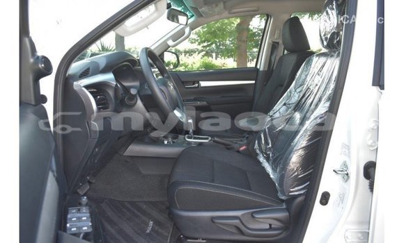 Acheter Import Voiture Toyota Hilux Blanc à Import - Dubai, Attapeu Province Acheter Import Voiture Toyota Hilux Blanc à Import - Dubai, Attapeu Province