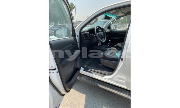 Acheter Import Voiture Toyota Hilux Blanc à Import - Dubai, Attapeu Province Acheter Import Voiture Toyota Hilux Blanc à Import - Dubai, Attapeu Province