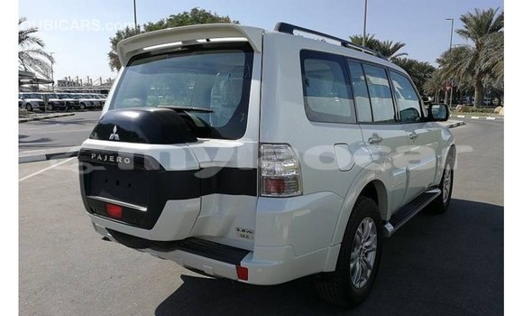 Acheter Import Voiture Mitsubishi Pajero Blanc à Import - Dubai, Attapeu Province Acheter Import Voiture Mitsubishi Pajero Blanc à Import - Dubai, Attapeu Province