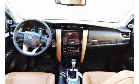 Acheter Import Voiture Toyota Fortuner Blanc à Import - Dubai, Attapeu Province Acheter Import Voiture Toyota Fortuner Blanc à Import - Dubai, Attapeu Province