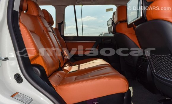 Acheter Import Voiture Toyota Land Cruiser Blanc à Import - Dubai, Attapeu Province Acheter Import Voiture Toyota Land Cruiser Blanc à Import - Dubai, Attapeu Province