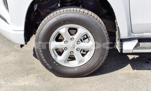 Buy Import Mitsubishi L200 White Car in Import - Dubai in Attapeu Province Buy Import Mitsubishi L200 White Car in Import - Dubai in Attapeu Province
