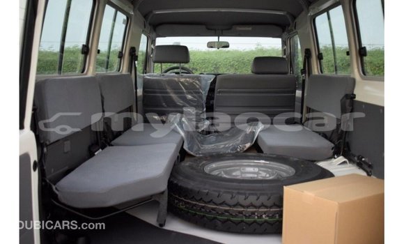 Acheter Import Voiture Toyota Land Cruiser Blanc à Import - Dubai, Attapeu Province Acheter Import Voiture Toyota Land Cruiser Blanc à Import - Dubai, Attapeu Province