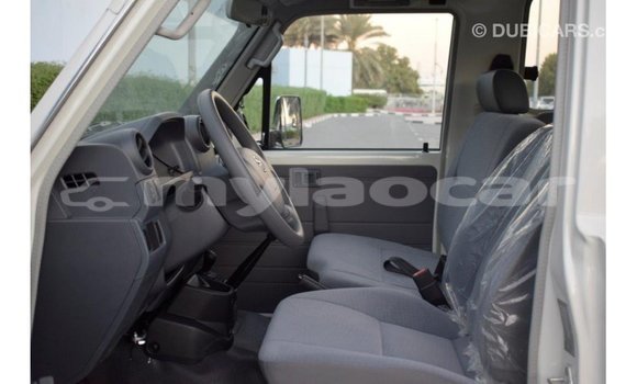 Acheter Import Voiture Toyota Land Cruiser Blanc à Import - Dubai, Attapeu Province Acheter Import Voiture Toyota Land Cruiser Blanc à Import - Dubai, Attapeu Province