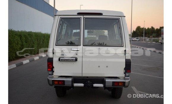 Acheter Import Voiture Toyota Land Cruiser Blanc à Import - Dubai, Attapeu Province Acheter Import Voiture Toyota Land Cruiser Blanc à Import - Dubai, Attapeu Province