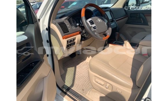 Buy Import Toyota Land Cruiser White Car in Import - Dubai in Attapeu Province Buy Import Toyota Land Cruiser White Car in Import - Dubai in Attapeu Province