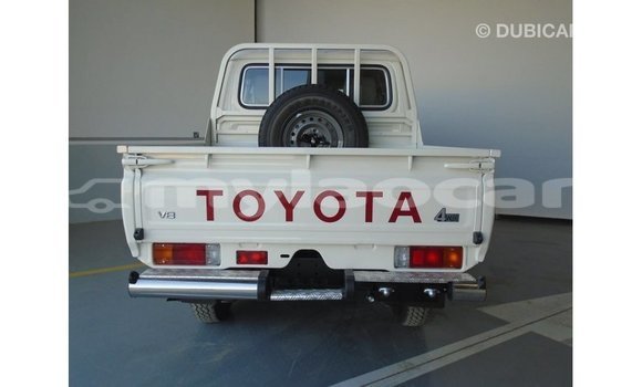 Acheter Import Voiture Toyota Land Cruiser Blanc à Import - Dubai, Attapeu Province Acheter Import Voiture Toyota Land Cruiser Blanc à Import - Dubai, Attapeu Province