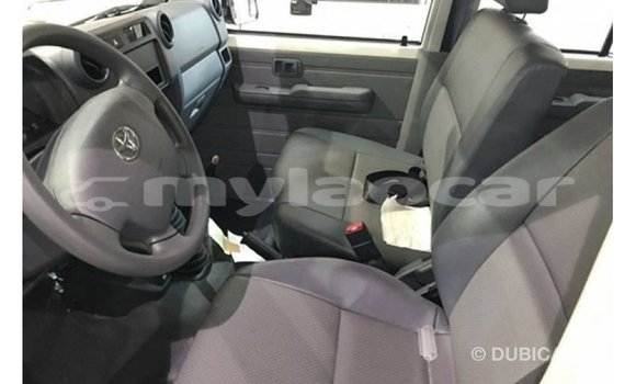 Acheter Import Voiture Toyota Land Cruiser Blanc à Import - Dubai, Attapeu Province Acheter Import Voiture Toyota Land Cruiser Blanc à Import - Dubai, Attapeu Province