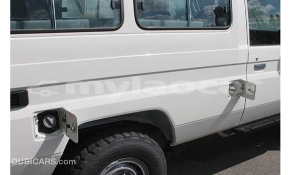 Acheter Import Voiture Toyota Land Cruiser Blanc à Import - Dubai, Attapeu Province Acheter Import Voiture Toyota Land Cruiser Blanc à Import - Dubai, Attapeu Province