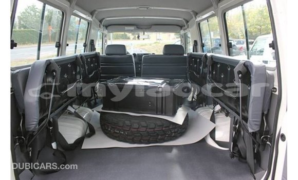 Acheter Import Voiture Toyota Land Cruiser Blanc à Import - Dubai, Attapeu Province Acheter Import Voiture Toyota Land Cruiser Blanc à Import - Dubai, Attapeu Province