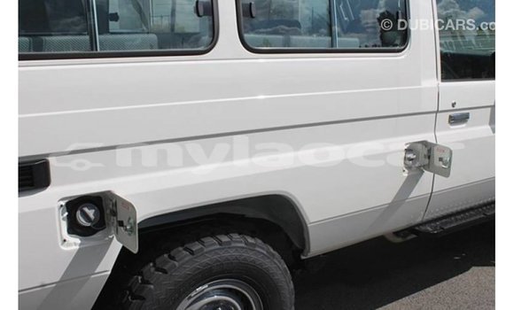 Acheter Import Voiture Toyota Land Cruiser Blanc à Import - Dubai, Attapeu Province Acheter Import Voiture Toyota Land Cruiser Blanc à Import - Dubai, Attapeu Province