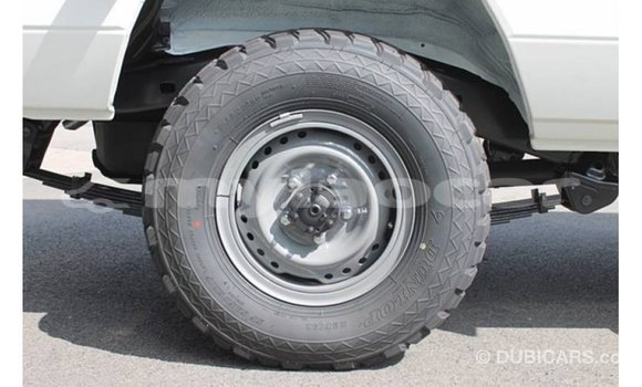 Acheter Import Voiture Toyota Land Cruiser Blanc à Import - Dubai, Attapeu Province Acheter Import Voiture Toyota Land Cruiser Blanc à Import - Dubai, Attapeu Province