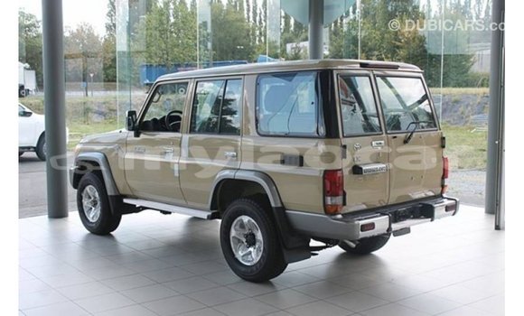 Acheter Import Voiture Toyota Land Cruiser Beige à Import - Dubai, Attapeu Province Acheter Import Voiture Toyota Land Cruiser Beige à Import - Dubai, Attapeu Province
