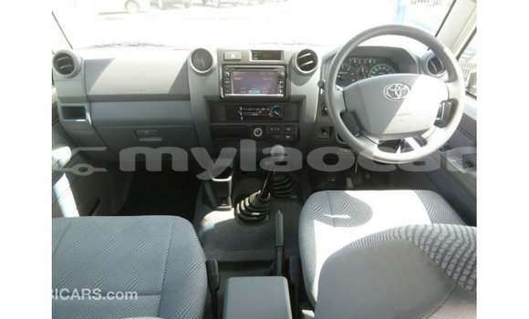 Acheter Import Voiture Toyota Land Cruiser Blanc à Import - Dubai, Attapeu Province Acheter Import Voiture Toyota Land Cruiser Blanc à Import - Dubai, Attapeu Province