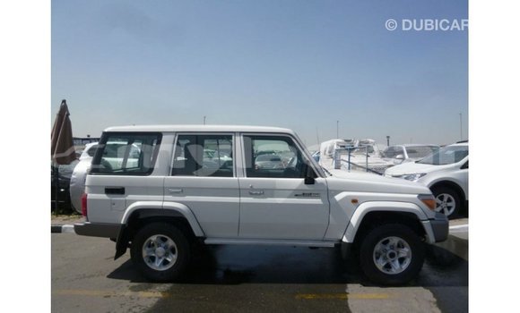 Acheter Import Voiture Toyota Land Cruiser Blanc à Import - Dubai, Attapeu Province Acheter Import Voiture Toyota Land Cruiser Blanc à Import - Dubai, Attapeu Province