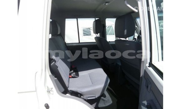 Acheter Import Voiture Toyota Land Cruiser Blanc à Import - Dubai, Attapeu Province Acheter Import Voiture Toyota Land Cruiser Blanc à Import - Dubai, Attapeu Province