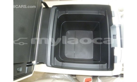 Acheter Import Voiture Toyota Land Cruiser Noir à Import - Dubai, Attapeu Province Acheter Import Voiture Toyota Land Cruiser Noir à Import - Dubai, Attapeu Province