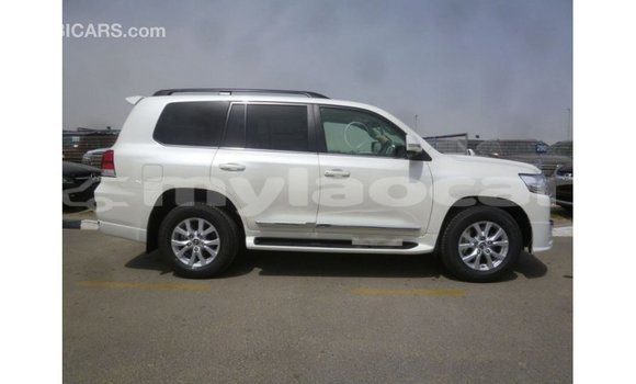 Acheter Import Voiture Toyota Land Cruiser Blanc à Import - Dubai, Attapeu Province Acheter Import Voiture Toyota Land Cruiser Blanc à Import - Dubai, Attapeu Province
