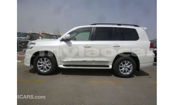 Acheter Import Voiture Toyota Land Cruiser Blanc à Import - Dubai, Attapeu Province Acheter Import Voiture Toyota Land Cruiser Blanc à Import - Dubai, Attapeu Province