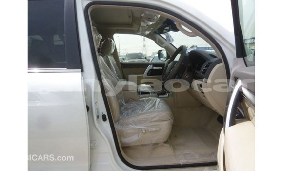 Acheter Import Voiture Toyota Land Cruiser Blanc à Import - Dubai, Attapeu Province Acheter Import Voiture Toyota Land Cruiser Blanc à Import - Dubai, Attapeu Province