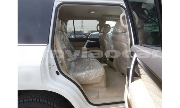 Acheter Import Voiture Toyota Land Cruiser Blanc à Import - Dubai, Attapeu Province Acheter Import Voiture Toyota Land Cruiser Blanc à Import - Dubai, Attapeu Province