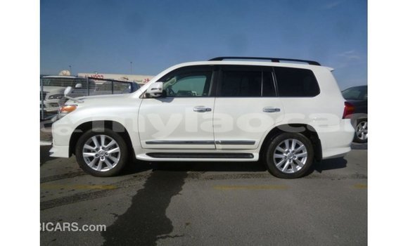 Acheter Import Voiture Toyota Land Cruiser Blanc à Import - Dubai, Attapeu Province Acheter Import Voiture Toyota Land Cruiser Blanc à Import - Dubai, Attapeu Province