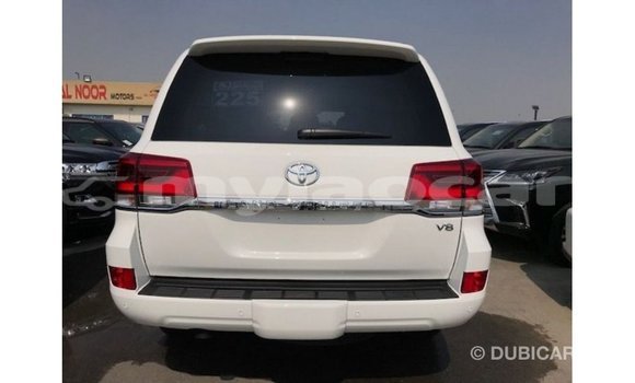 Acheter Import Voiture Toyota Land Cruiser Blanc à Import - Dubai, Attapeu Province Acheter Import Voiture Toyota Land Cruiser Blanc à Import - Dubai, Attapeu Province